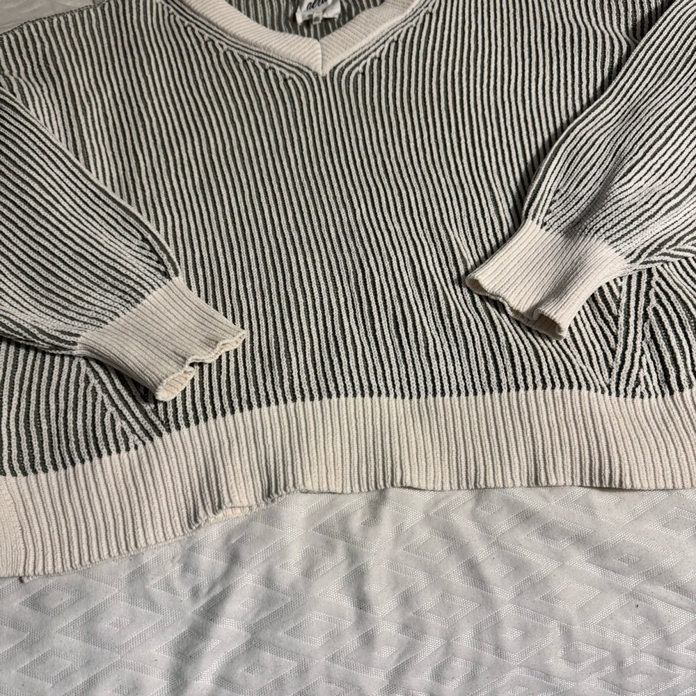 LOWEST PRICE ✨ Aerie Chenille V-Neck Sweater in Cream and Green - Picture 3 of 7